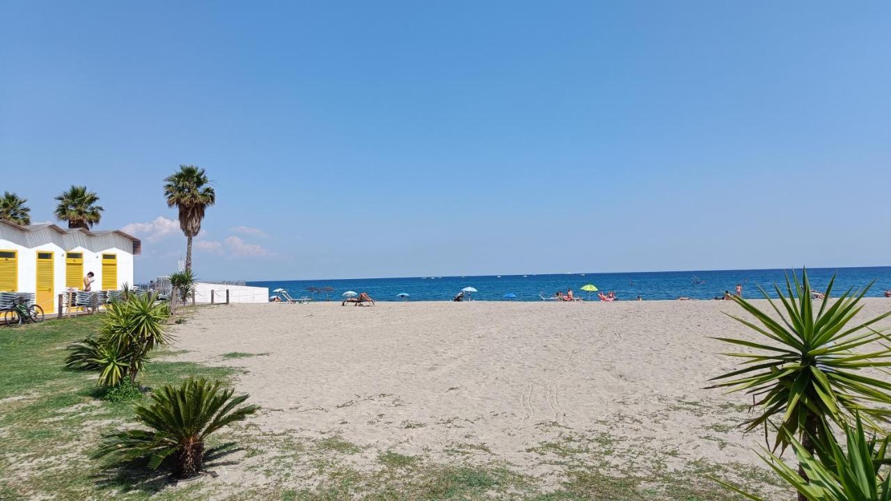 Maremare, Really On The Beach, With Private Parking Savona Bagian luar foto